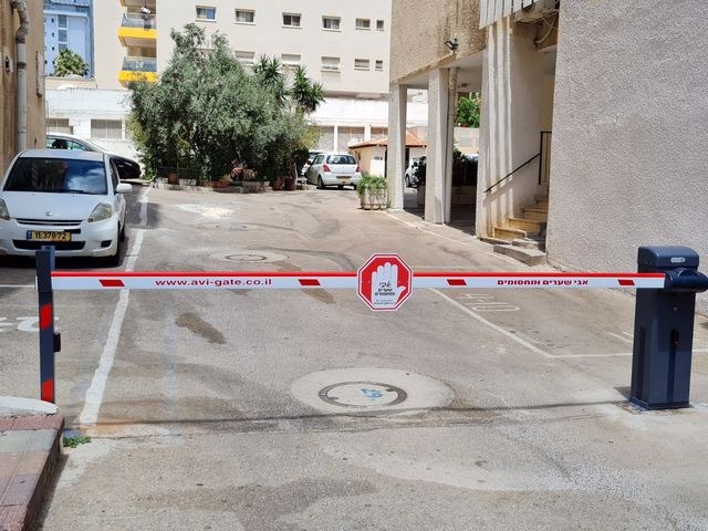 אבי - שערים ומחסומים – תמונה 1
