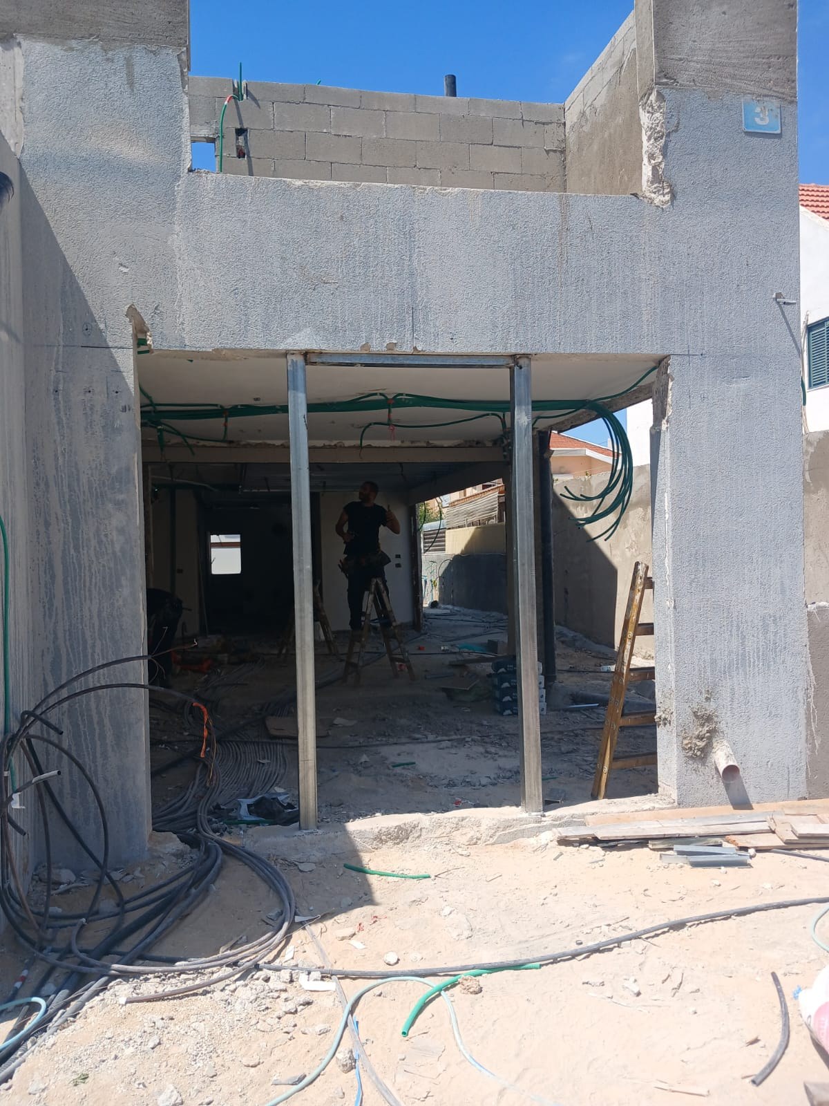 אלוש המסגר – תמונה 1